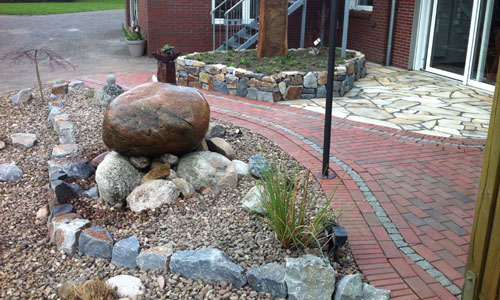 Speckmann GaLa Bau, Bösel -  Kiesbett mit Brunnen